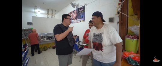 Kondisi Memprihatinkan Fahmi Bo, Jualan Bebek Goreng Meski Sedang Sakit Kaki Parah