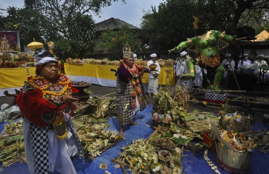 Beragam Tarian Bali Iringi Tawur Agung Kesanga di Pura Cinere