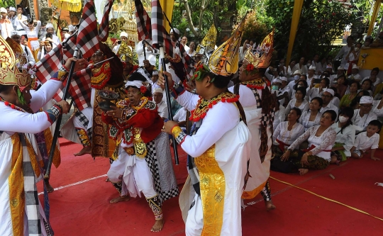 Beragam Tarian Bali Iringi Tawur Agung Kesanga di Pura Cinere