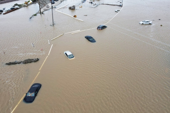 Mobil-Mobil Terjebak Banjir Terbengkalai Diterjang Luapan Sungai di California