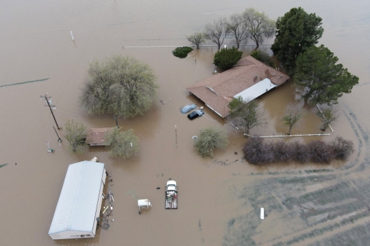 Mobil-Mobil Terjebak Banjir Terbengkalai Diterjang Luapan Sungai di California