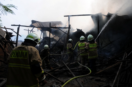 Korsleting Listrik, Pertokoan Pondok Bambu Ludes Terbakar