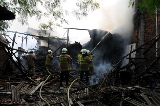 Korsleting Listrik, Pertokoan Pondok Bambu Ludes Terbakar