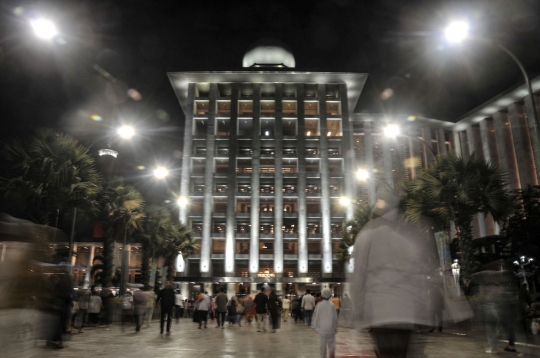 Tarawih Perdana Ramadan 1444 Hijriah, Ribuan Umat Muslim Penuhi Masjid Istiqlal