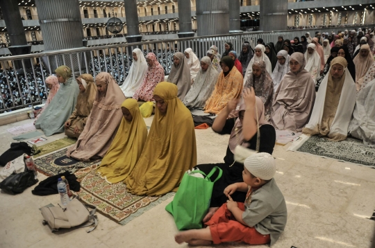 Tarawih Perdana Ramadan 1444 Hijriah, Ribuan Umat Muslim Penuhi Masjid Istiqlal