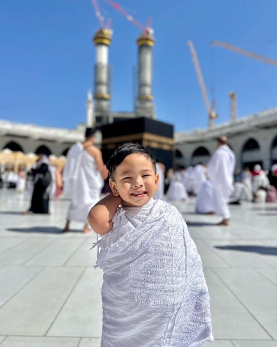 Lucu dan Gemas! Potret Gala Sky Pakai Baju Ihram di Mekkah, Disebut 'Pak Haji Cilik'