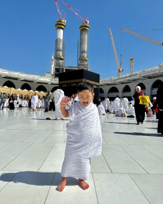 Lucu dan Gemas! Potret Gala Sky Pakai Baju Ihram di Mekkah, Disebut 'Pak Haji Cilik'