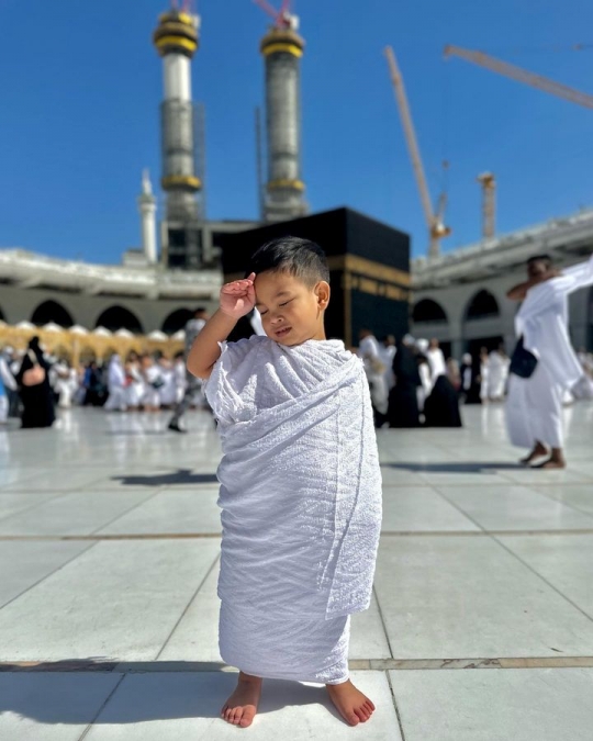 Lucu dan Gemas! Potret Gala Sky Pakai Baju Ihram di Mekkah, Disebut 'Pak Haji Cilik'