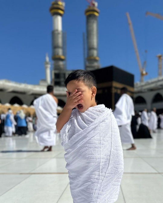 Lucu dan Gemas! Potret Gala Sky Pakai Baju Ihram di Mekkah, Disebut 'Pak Haji Cilik'