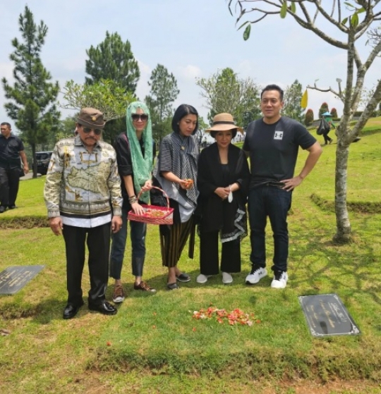 Potret Keluarga Hendropriyono Nyekar ke Makam Leluhur, Pulangnya Makan Sate Maranggi