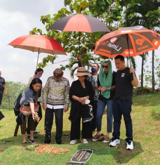 Potret Keluarga Hendropriyono Nyekar ke Makam Leluhur, Pulangnya Makan Sate Maranggi