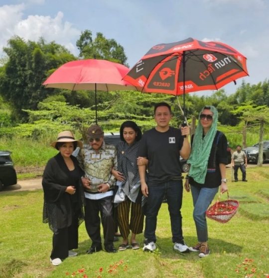 Potret Keluarga Hendropriyono Nyekar ke Makam Leluhur, Pulangnya Makan Sate Maranggi