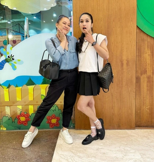 Foto Persahabatan Duo Cantik Sandra Dewi & Yuanita, Awet dari Gadis Sampai Punya Anak