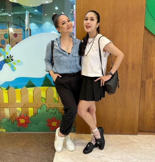 Foto Persahabatan Duo Cantik Sandra Dewi & Yuanita, Awet dari Gadis Sampai Punya Anak