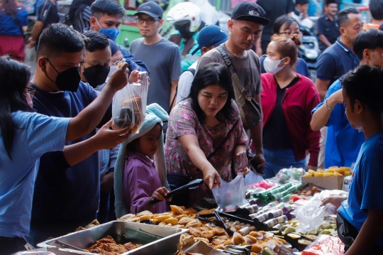 Keramaian Warga Menyerbu Makanan Buka Puasa di Pasar Benhil
