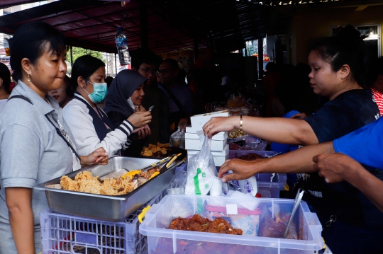 Keramaian Warga Menyerbu Makanan Buka Puasa di Pasar Benhil