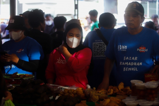 Keramaian Warga Menyerbu Makanan Buka Puasa di Pasar Benhil