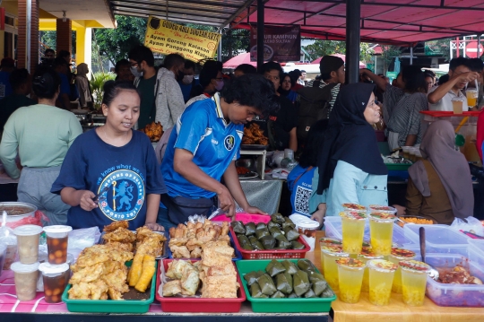 Keramaian Warga Menyerbu Makanan Buka Puasa di Pasar Benhil