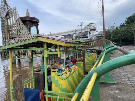 Potret Unik Warung Terapung di Sungai Kapuas