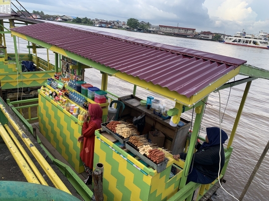 Potret Unik Warung Terapung di Sungai Kapuas