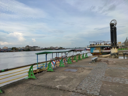 Potret Unik Warung Terapung di Sungai Kapuas