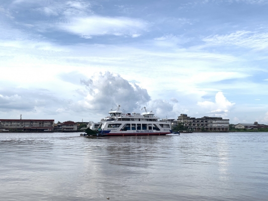 Potret Unik Warung Terapung di Sungai Kapuas