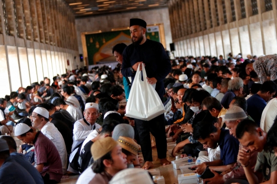 Kenikmatan Membaca Alquran saat Menunggu Waktu Buka Puasa di Masjid Istiqlal