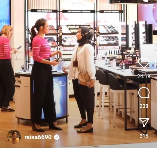 Pesona Raisa jadi SPG Kosmetik di Mal, Lucu & Cantiknya Gemesin