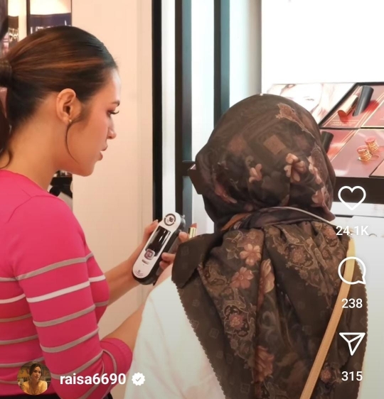 Pesona Raisa jadi SPG Kosmetik di Mal, Lucu & Cantiknya Gemesin