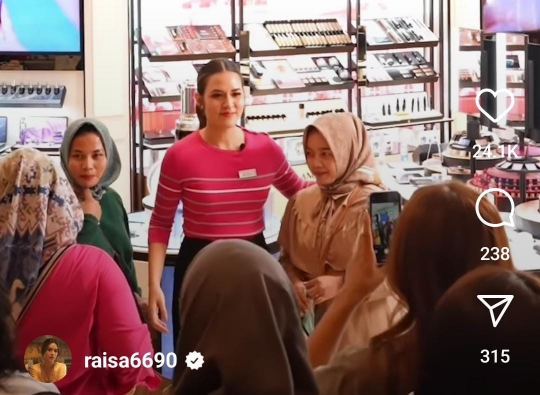 Pesona Raisa jadi SPG Kosmetik di Mal, Lucu & Cantiknya Gemesin