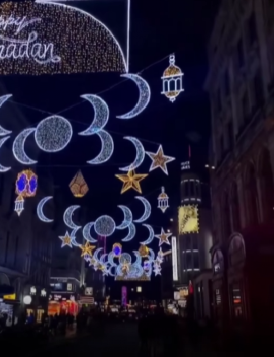 Pertama Kali Terjadi, Ramadan Disambut Meriah di London, Jalanan Dihias Bulan Bintang