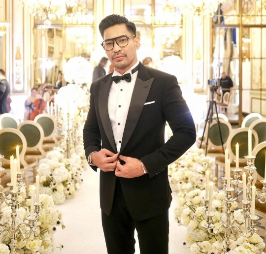 Ganteng dan Gagah, Potret Robby Purba Jadi Host Pernikahan Valencia & Kevin Sanjaya