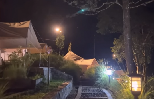 Potret Wisata Gede Riverside Camp, Liburan Seru Berkonsep Camping di Tepi Sungai