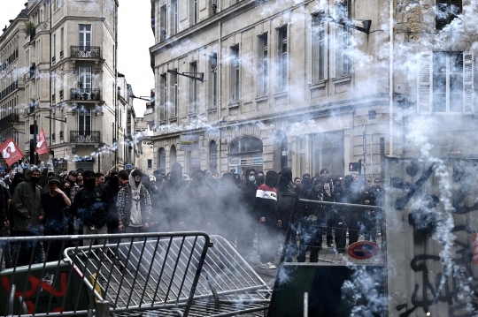 Kondisi Gerbang Balai Kota Bordeaux Prancis Dibakar Pengunjuk Rasa