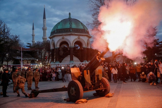 Serunya Berbuka Puasa di Turki, Ditandai Tembakan Meriam Militer