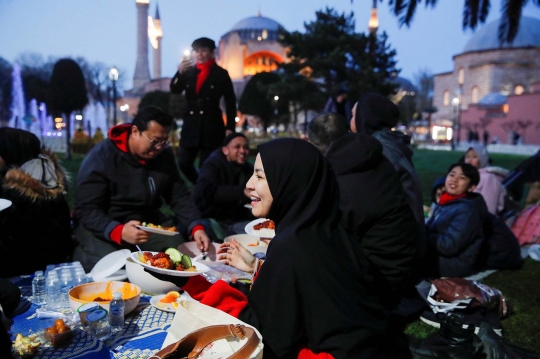 Serunya Berbuka Puasa di Turki, Ditandai Tembakan Meriam Militer