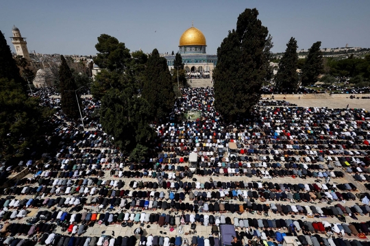 Ribuan Warga Palestina Salat Jumat Pertama Ramadan di Masjid Al-Aqsa
