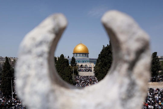 Ribuan Warga Palestina Salat Jumat Pertama Ramadan di Masjid Al-Aqsa