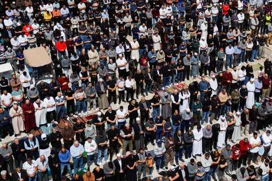 Ribuan Warga Palestina Salat Jumat Pertama Ramadan di Masjid Al-Aqsa