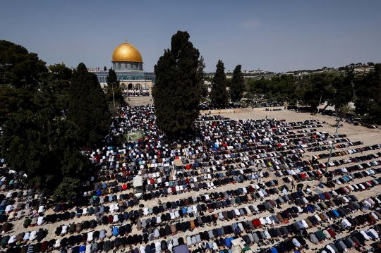 Ribuan Warga Palestina Salat Jumat Pertama Ramadan di Masjid Al-Aqsa