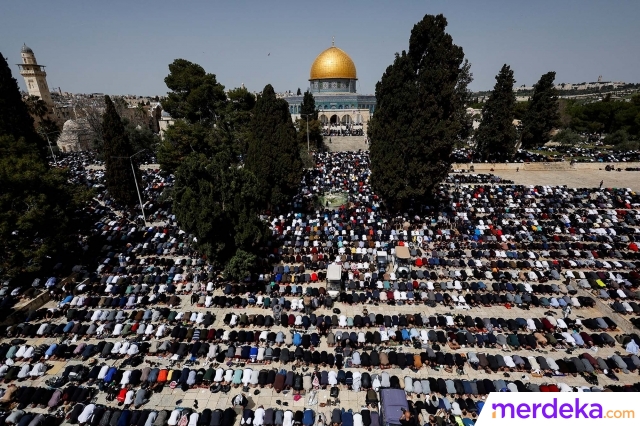 Ribuan warga Palestina melaksanakan salat Jumat pertama Ramadan 2023 di depan Kubah Shakhrah, kompleks Masjid Al-Aqsa, Kota Tua Yerusalem, Jumat (24/3/2023). Selama bulan suci Ramadan, Israel membatasi warga Palestina yang hendak beribadah di Masjid Al-Aqsa.