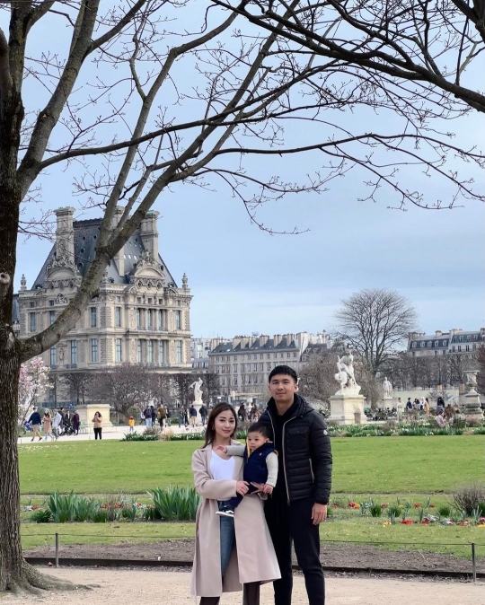 Potret Nikita Willy Liburan di Tuileries Garden, Ada Pose yang jadi Sorotan