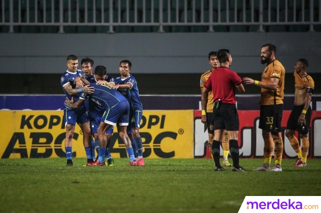 Persib Bandung meraih tiga poin penting saat menjamu Bhayangkara FC pada laga lanjutan BRI Liga 1 2022/2023 di Stadion Pakansari, Bogor, pada Jumat (24/3/2023).