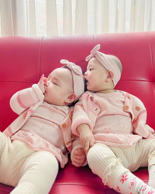 Cute! 6 Potret Alma & Alsha Anak Kembar Anisa Rahma Belajar Duduk, Gemesin Banget