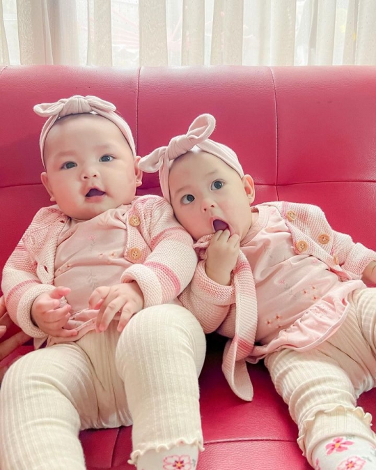 Cute! 6 Potret Alma & Alsha Anak Kembar Anisa Rahma Belajar Duduk, Gemesin Banget