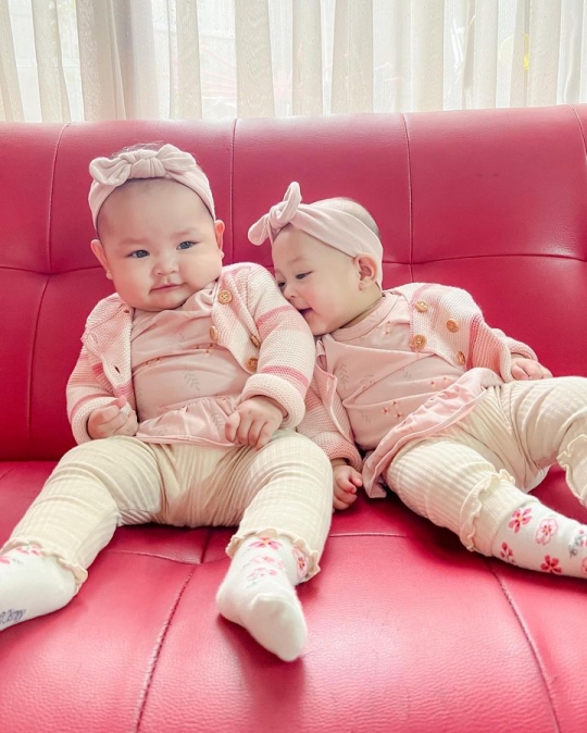 Cute! 6 Potret Alma & Alsha Anak Kembar Anisa Rahma Belajar Duduk, Gemesin Banget