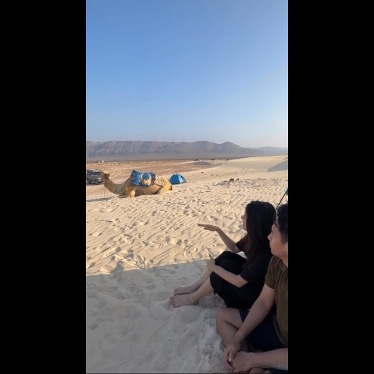 Jalan-jalan ke Yaman, Ini 6 Potret Belva & Sabrina Camping di Tengah Gurun Pasir