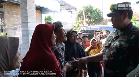 Potret Pulang Kampung Panglima TNI Nyekar ke Makam Orangtua Sampai di Elus-elus Warga