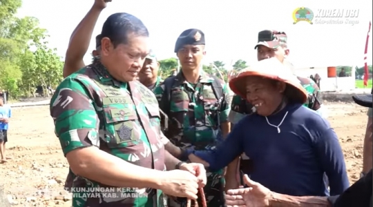 Potret Pulang Kampung Panglima TNI Nyekar ke Makam Orangtua Sampai di Elus-elus Warga