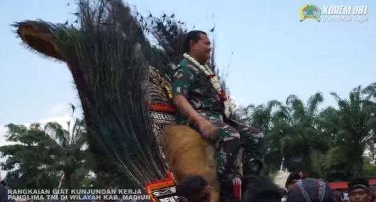 Potret Pulang Kampung Panglima TNI Nyekar ke Makam Orangtua Sampai di Elus-elus Warga